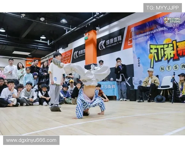 重庆街舞队灵活性揭秘：街舞巨献带你领略舞动魅力与激情